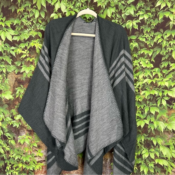 BB DAKOTA Reversible Charcoal Plaid Blanket Wrap, O/S - Picture 8 of 11